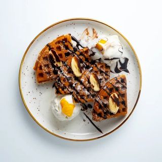 Вафли с мороженым