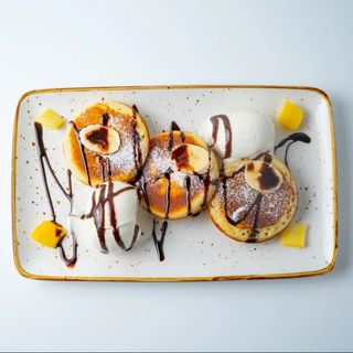 Панкейки с мороженым и фруктами