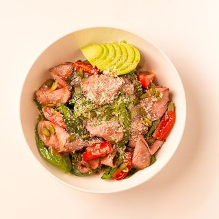 Салат со шпинатом и говядиной