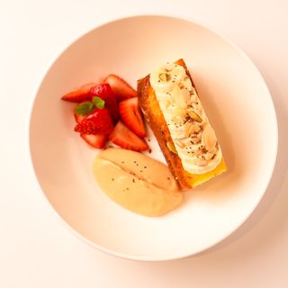 Френчтост с варенкой и клубникой