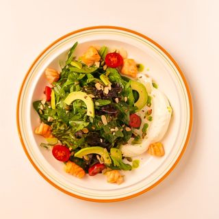 Салат с лососем и авакадо