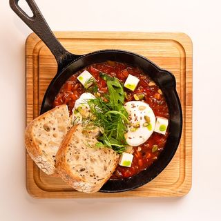 Шакшука с яйцом пашот и фетой