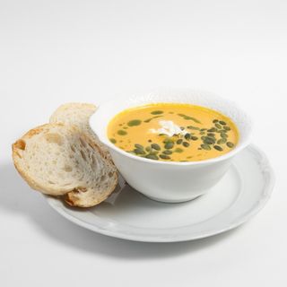 Тыквенный крем суп со страчателлой и кукурузным хлебом