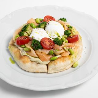 Хрустящая лепешка с лососем, брокколи и авокадо