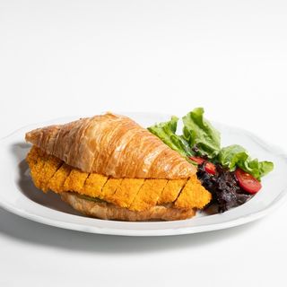 Круассан с куриным шницелем