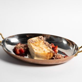 Творожная запеканка с хрустящим шоколадом и ягодным кули