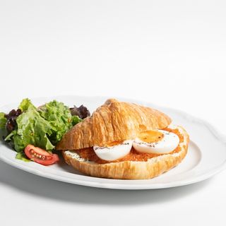 Круассан с икрой