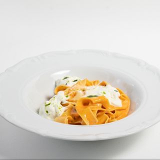 Тальятелли с соусом на основе печеных перцев со страчателлой и вялеными томатами