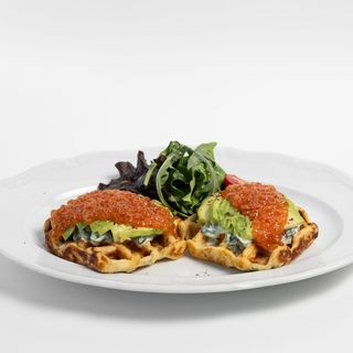 Картофельные вафли с дзадзыки, авокадо и красной икрой