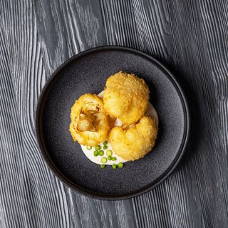 Хрустящая цветная капуста с соусом айоли