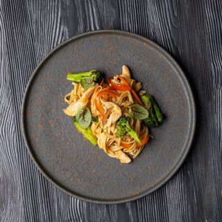 Тайский удон с курицей и брокколи