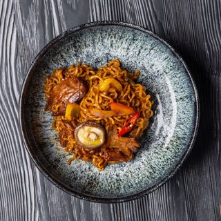 Жареный рамен с устричным соусом