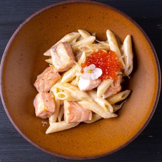 Пенне с лососем и красной икрой 