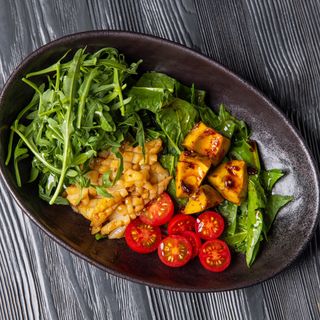 Салат с кальмаром и битым авокадо