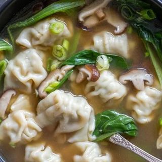 Китайские пельмени с бульоном 汤饺