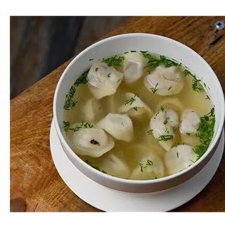 Тұшпара ақ сорпамен Пельмни в белом бульоне