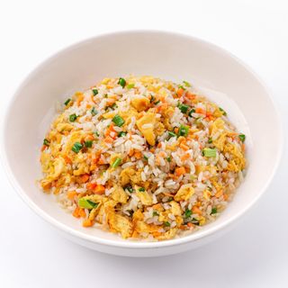 Жареный рис с яйцом  