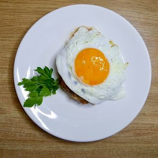 Бифштекс рубленый с яйцом