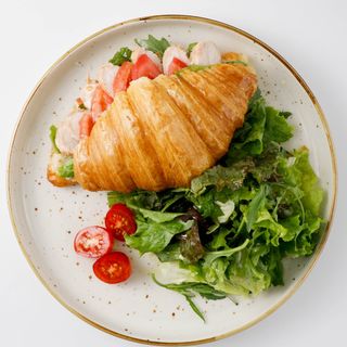 Круассан с куриной грудкой