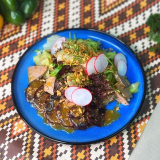 Салат с телятиной и запеченной свеклой