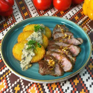 Стейк Нью-Йорк с хэшбраунами и грибным соусом