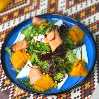 Салат с семгой и запеченной тыквой