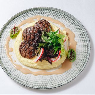 Медальоны с соусом гремми