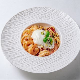 Лингвини с креветками в соусе том ям