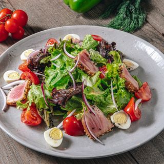 Салат нисуаз с тунцом