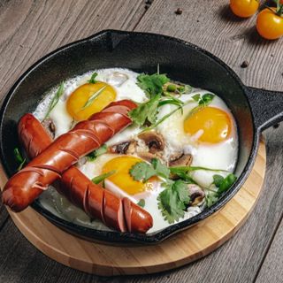 Глазунья с грибами и сосиской