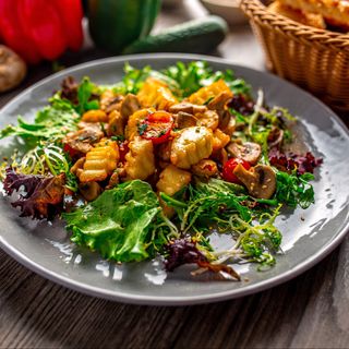 Салат с брынзой и шампиньонами