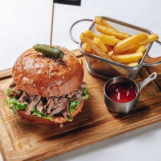 Бургер с рваной говядиной