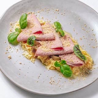 Скрэмбл с грибами и колбасой