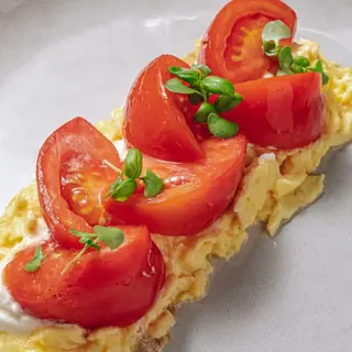 Скрэмбл с маринованными томатами и страчателлой