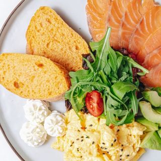 Скрэмбл с лососем