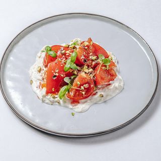 Салат с маринованными томатами