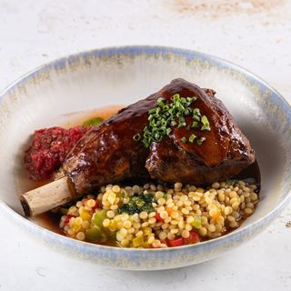 Томленная голень ягненка 24 часа с ризотто из птитима и овощами