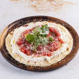 Лепешка с мягким сыром, томатами и свежей зеленью