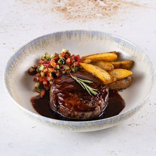 Говяжий стейк с картофельными дольками 