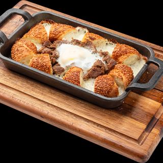 Симит с тушеной говядиной , с сыром и яйцом