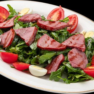 Салат руккола с копченой говядиной