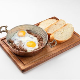 яичница с тушеной говядиной