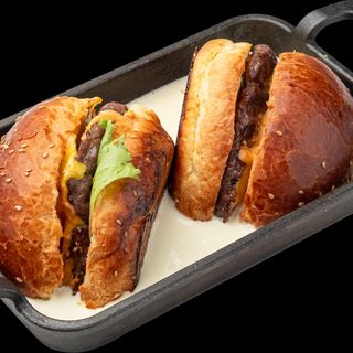 Бургер со сливочным соусом на керамике