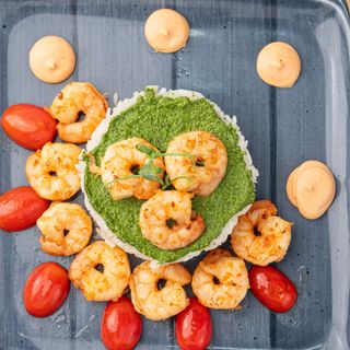 Креветки со шпинатным соусом