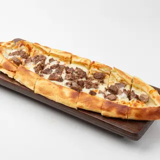 Пиде с тушеным мясом и сыром