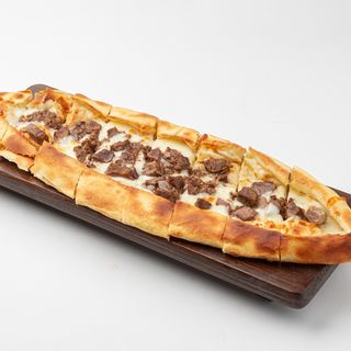 Пиде с тушеным мясом и сыром