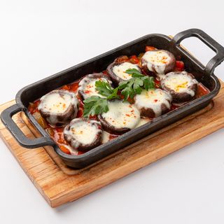 Грибы с томатным соусом и сыром