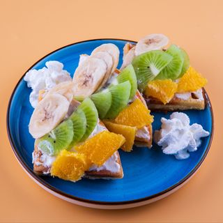 Вафли с соусом пломбир и фруктами