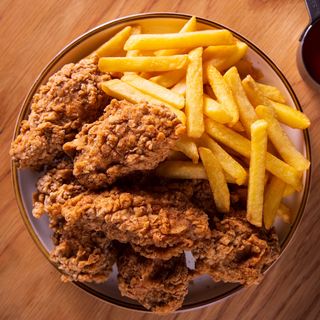 Крылышки хрустящие с картофелем фри