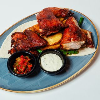 половина цыпленка с картофельными дольками и стручковой фасолью